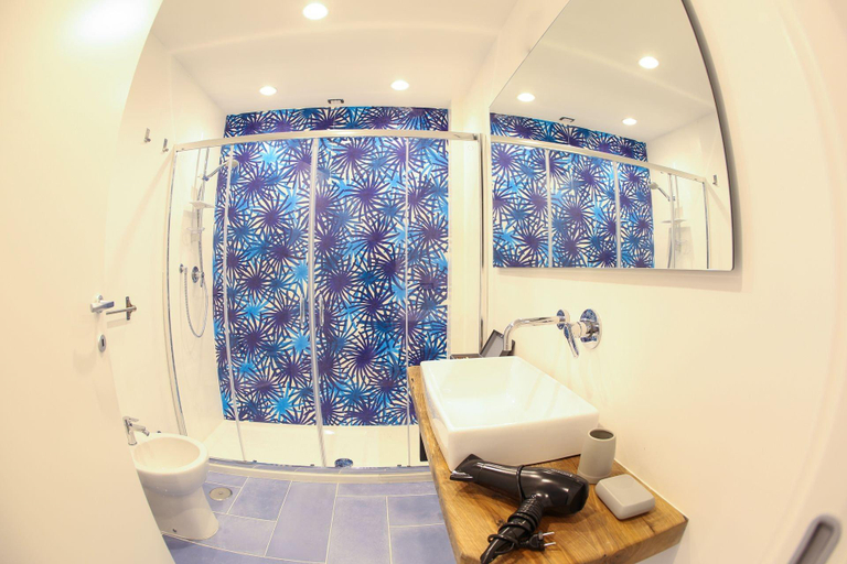 Bathroom 5, The Dante House, Napoli