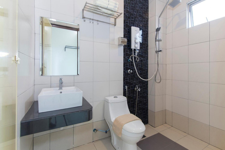 Bathroom 4, Central Hotel, Jempol