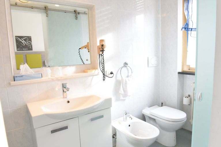 Bathroom 4, Hotel Venezia, Trento