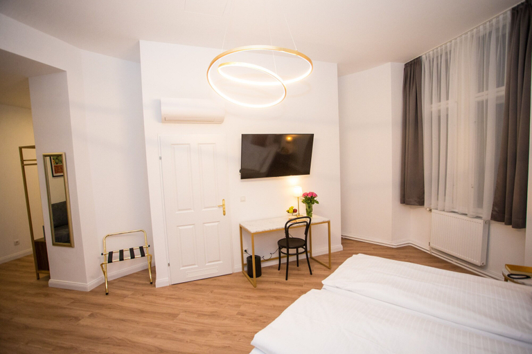 Bedroom 2, Pension Central - Self Check-in, Wien