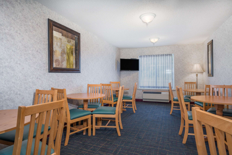 Food & Drinks 5, Days Inn by Wyndham Hurley, Iron