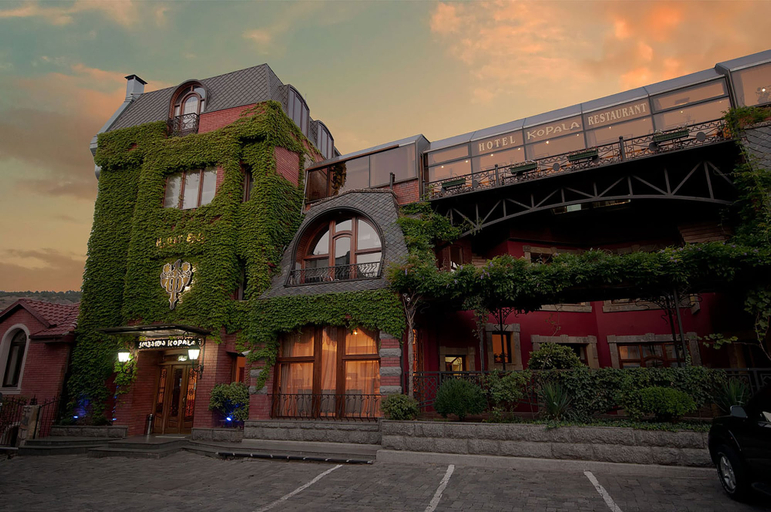 Exterior & Views