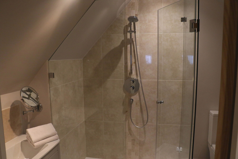 Bathroom 4, White Hart Hotel, Oxfordshire