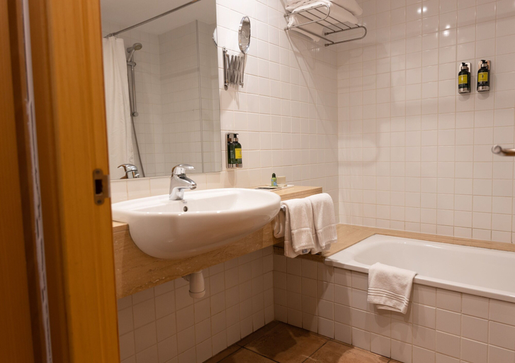 Bathroom 5, Hotel NM Suites by Escampa Hotels, Girona