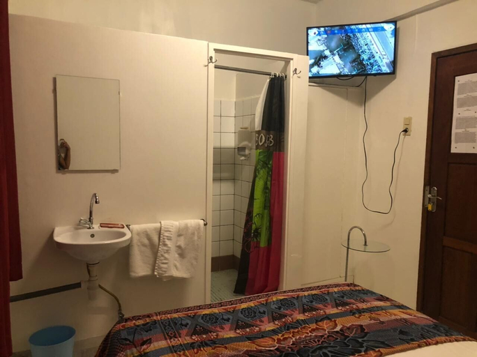 Bathroom 4, Hotel Midnight, Rainville