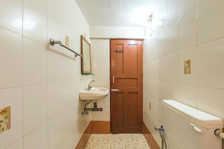 Bathroom 3, Albenjoh Guesthouse, North Goa