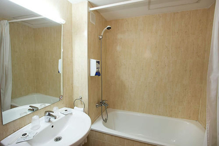 Bathroom 5, Hotel Basic, Barcelona