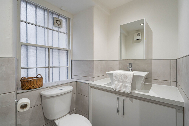 Bathroom 4, Royal Mile 5 BR Apartment nr Castle, Edinburgh