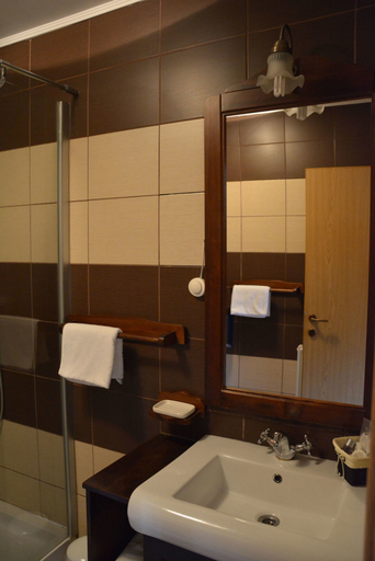 Bathroom 3, Cristian Inn, Cristian
