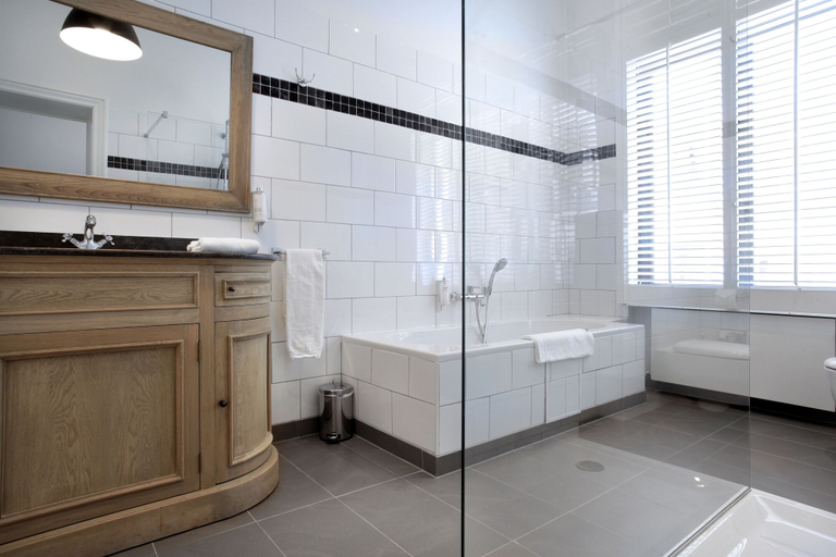 Bathroom 4, Made in Louise, Bruxelles