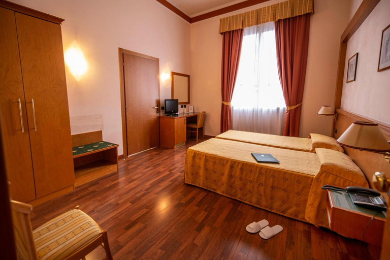 Bedroom 2, Hotel Estense, Modena