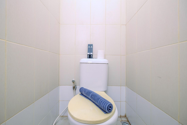 Bathroom 5, Warm and Homey 1BR at Pancoran Riverside Apartment By Travelio, Jakarta Selatan