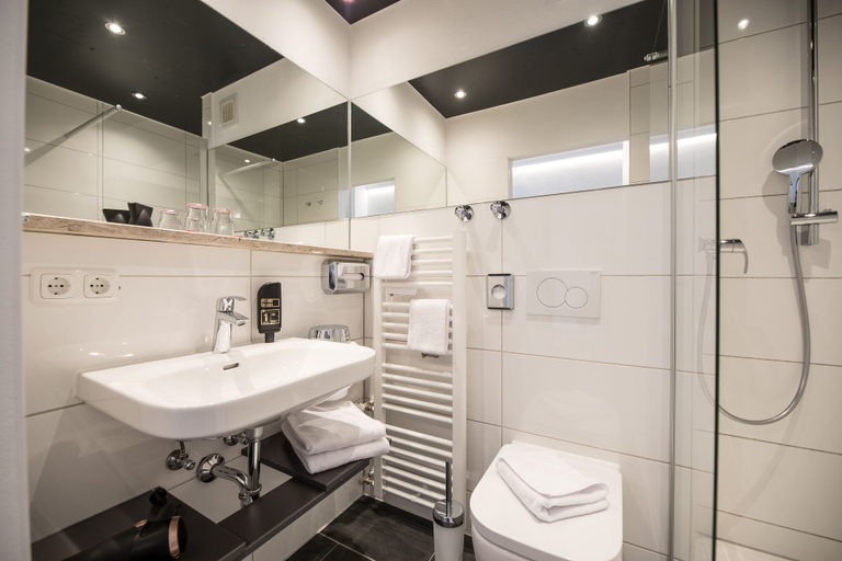 Bathroom 3, AktiVital Hotel, Passau