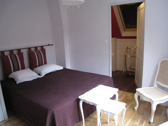 Bedroom 5, Gites - Château d'Omiecourt, Somme