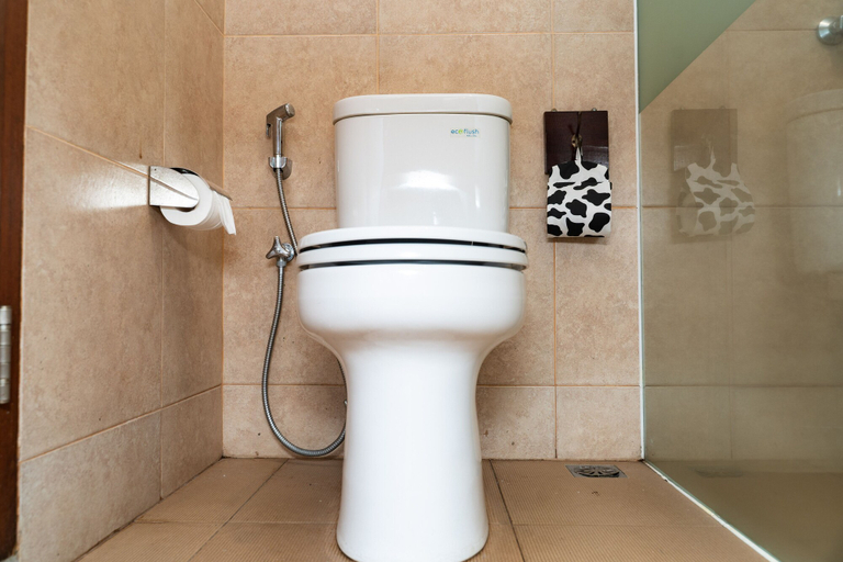 Bathroom 4, RedDoorz Premium @ Lido Sukabumi, Sukabumi