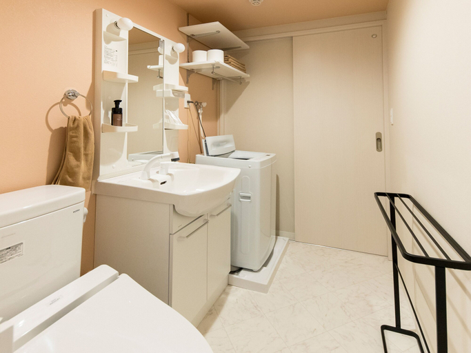 Bathroom 4, Trip Pod Takasago B, Fukuoka