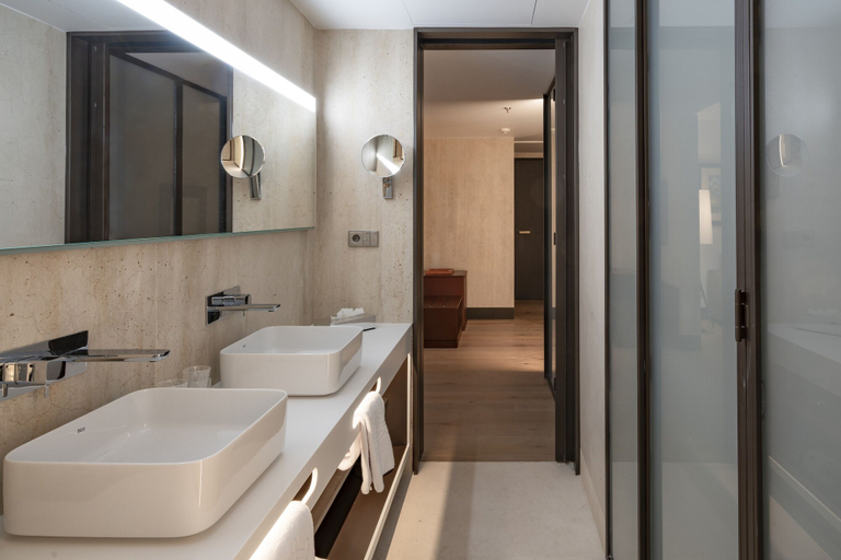 Bathroom 5, Parador de León, León