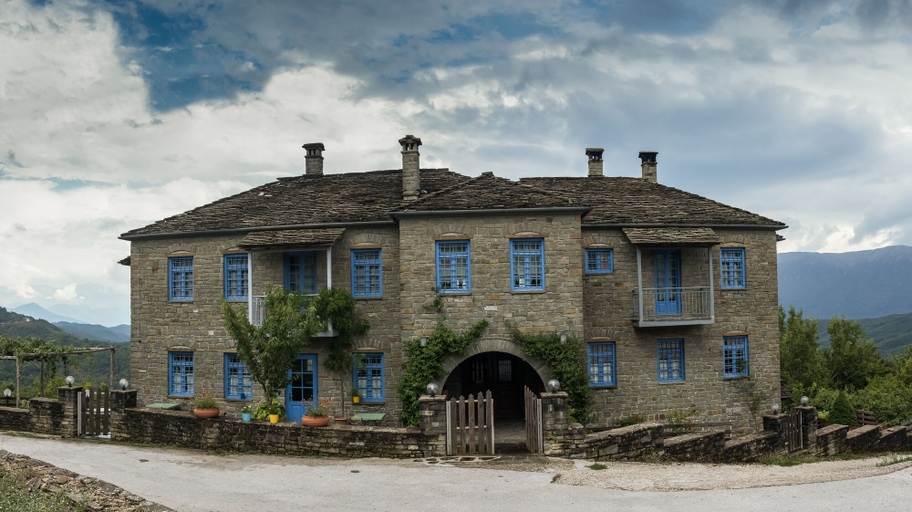 Exterior & Views