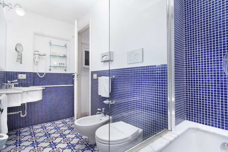 Bathroom 5, Hotel Antiche Mura, Napoli