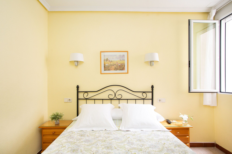 Bedroom 4, Hostal Los Alpes, Madrid