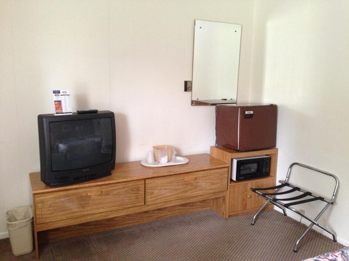 Bedroom 5, Capri Motel, Emmet