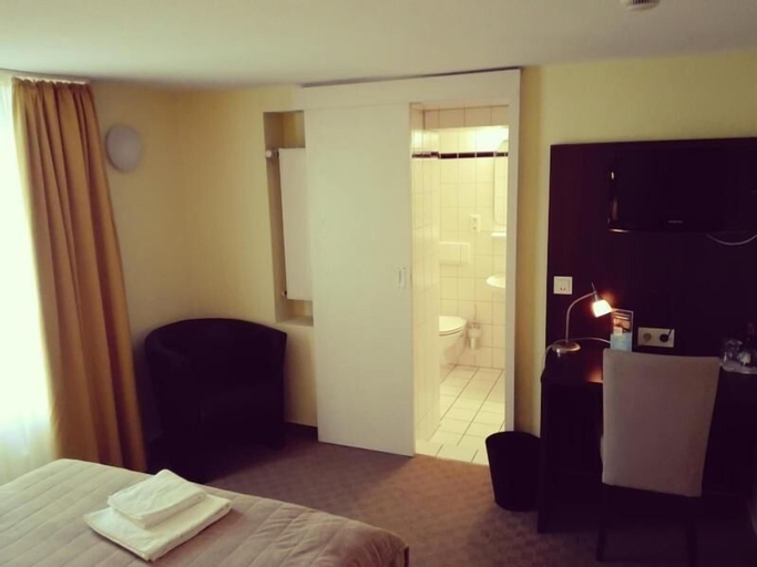 Bedroom 3, Hotel Mercedes, Bonn
