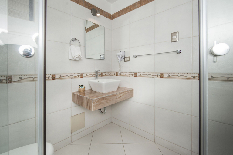 Bathroom 4, Cascada del Inka, Cusco