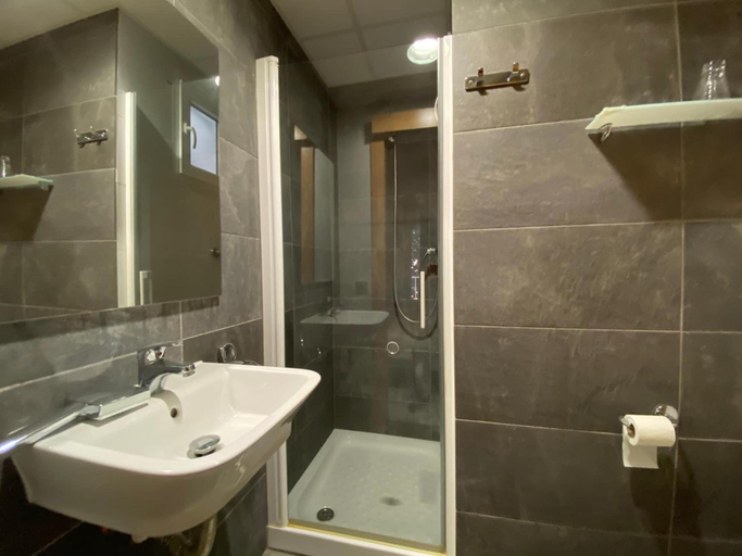 Bathroom 4, Hostal Bonavista, Barcelona