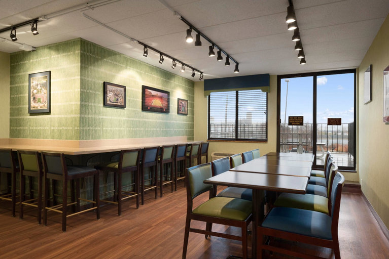 Food & Drinks 5, Days Hotel by Wyndham University Ave SE, Hennepin