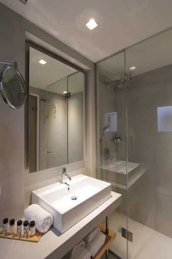 Bathroom 5, Golden Age Hotel, Attica