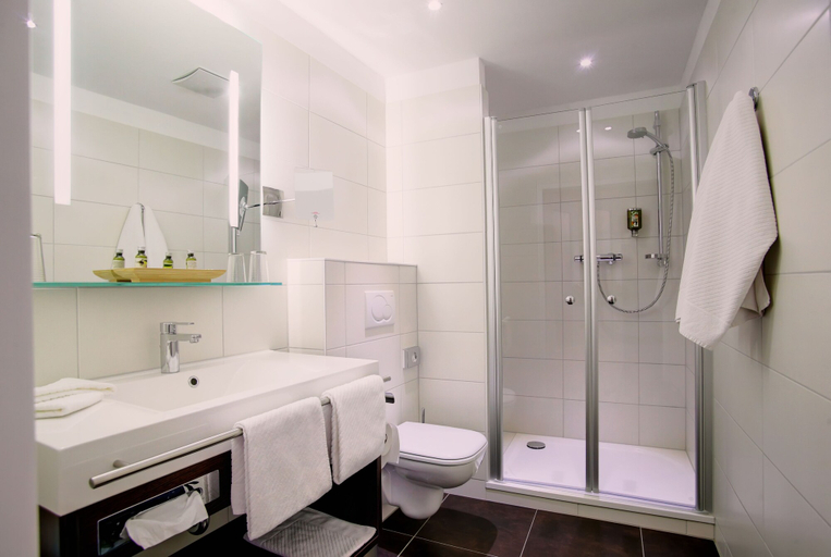 Bathroom 5, Hotel Mercedes, Bonn