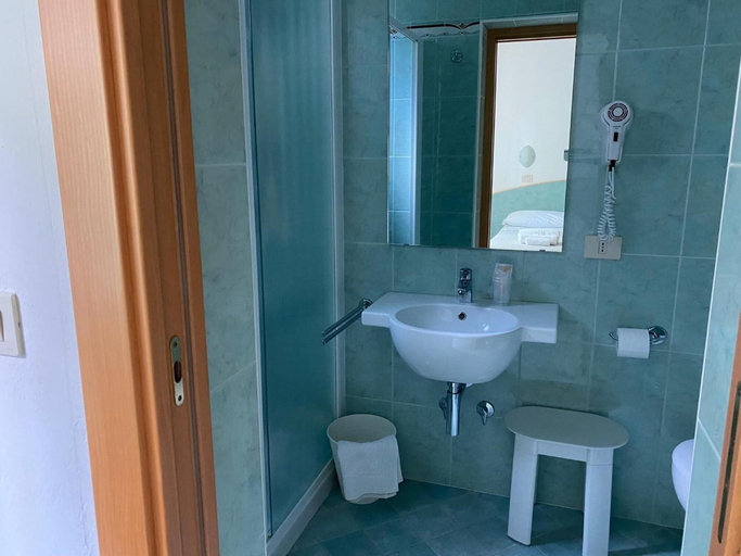 Bathroom 5, Hotel Chery, Ravenna