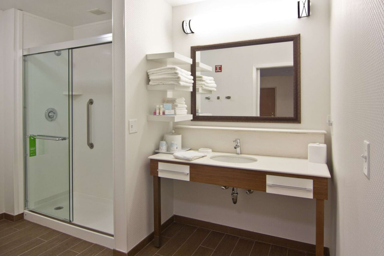 Bathroom 5, Hampton Inn & Suites Chillicothe, Ross