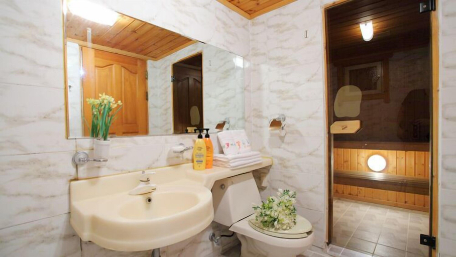 Bathroom, Ggotmuche Pension, Jeju