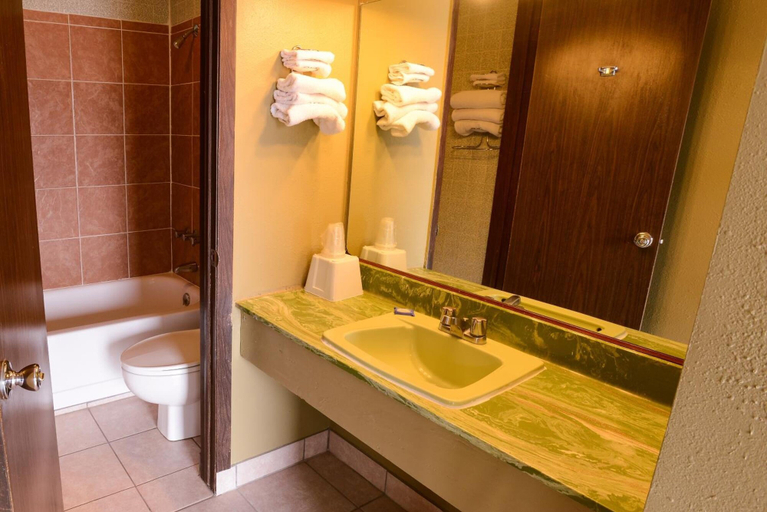 Bathroom 2, Burlington Inn, Kit Carson