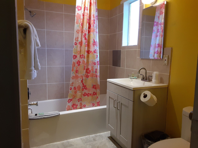 Bathroom 3, Shiny Motel, Grays Harbor