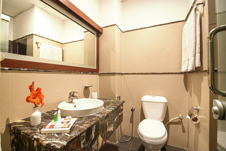 Bathroom 4, Hotel One The Mall Lahore, Lahore