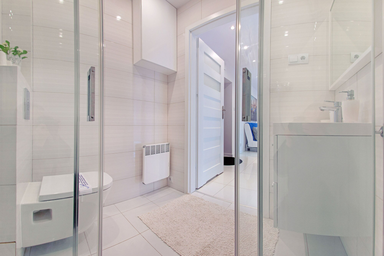 Bathroom 4, Sun & Snow Ratibora, Puck