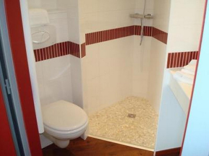Bathroom, Brit Hotel Confort Azur Cholet Nord, Maine-et-Loire
