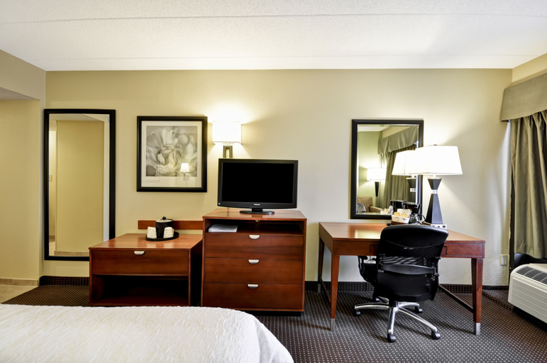 Bedroom 3, Hampton Inn Chicago - Gurnee, Lake