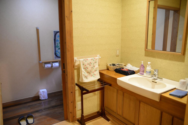 Bathroom 3, Yamashinobu, Minamioguni