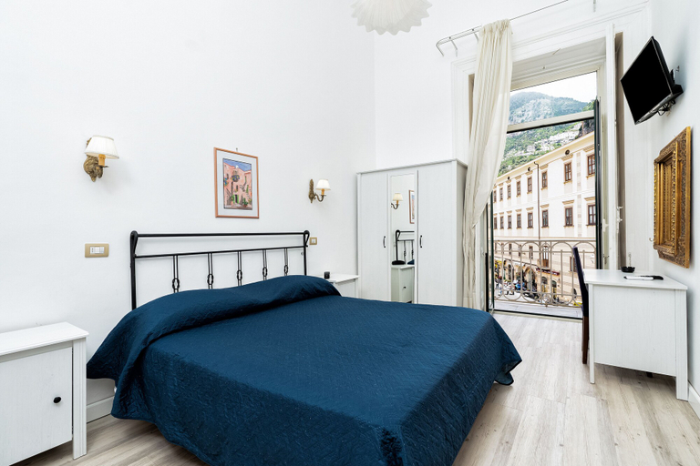 Bedroom 2, Fontana, Salerno