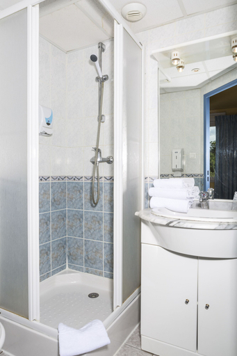 Bathroom 5, Hôtel & Résidence Avermes, Allier