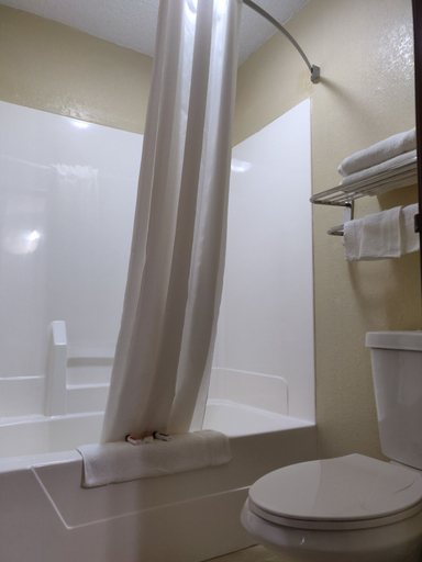 Bathroom 4, Super 8 by Wyndham DeKalb IL, De Kalb