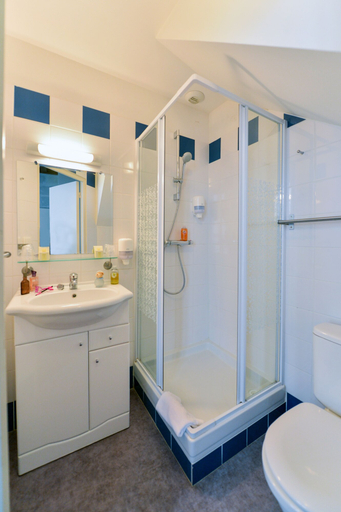 Bathroom 4, Logis Hotel Restaurant Cristal, Maine-et-Loire