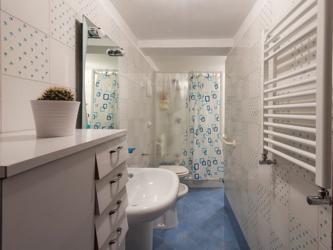 Bathroom 3, La casa di Sara a Mondello by Wonderful Italy, Palermo