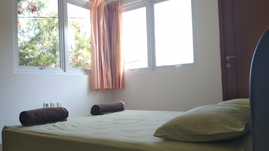 Bedroom 3, De Sutami Pasteur Villa by HouseinBandung, Bandung