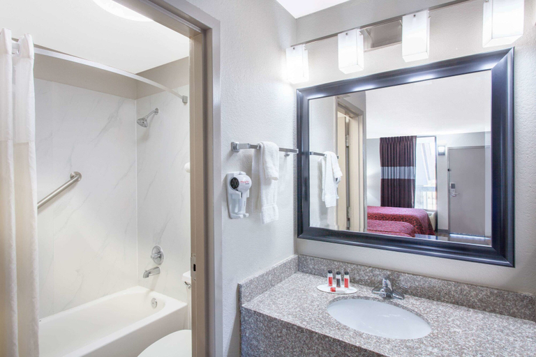 Bathroom 4, Days Inn by Wyndham Clinton / Laurens I-26, Laurens