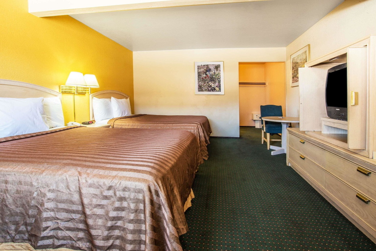 Bedroom 2, Travelodge by Wyndham Turlock, Stanislaus
