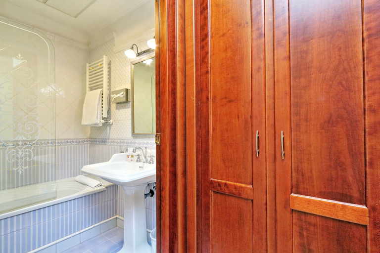 Bathroom 4, Hotel Camelia, Roma